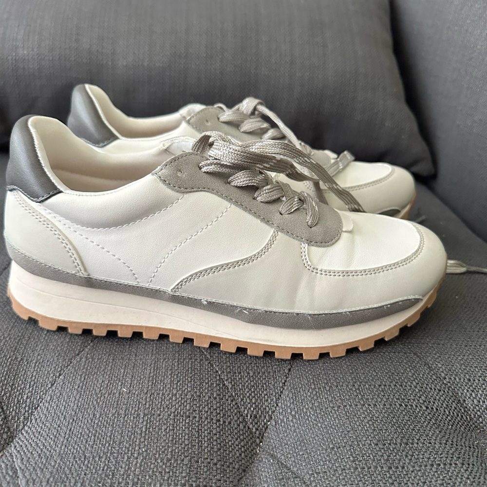 Universal Threads women’s sneakers, size 7 1/2